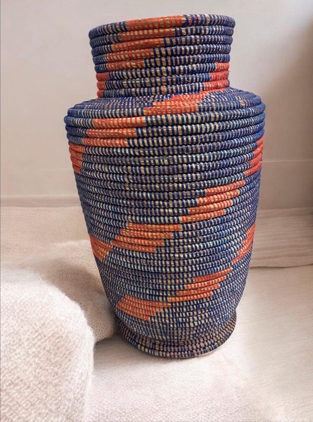 Pot de Fleurs Artisanal Sénégalais – Bleu Foncé et Rouge