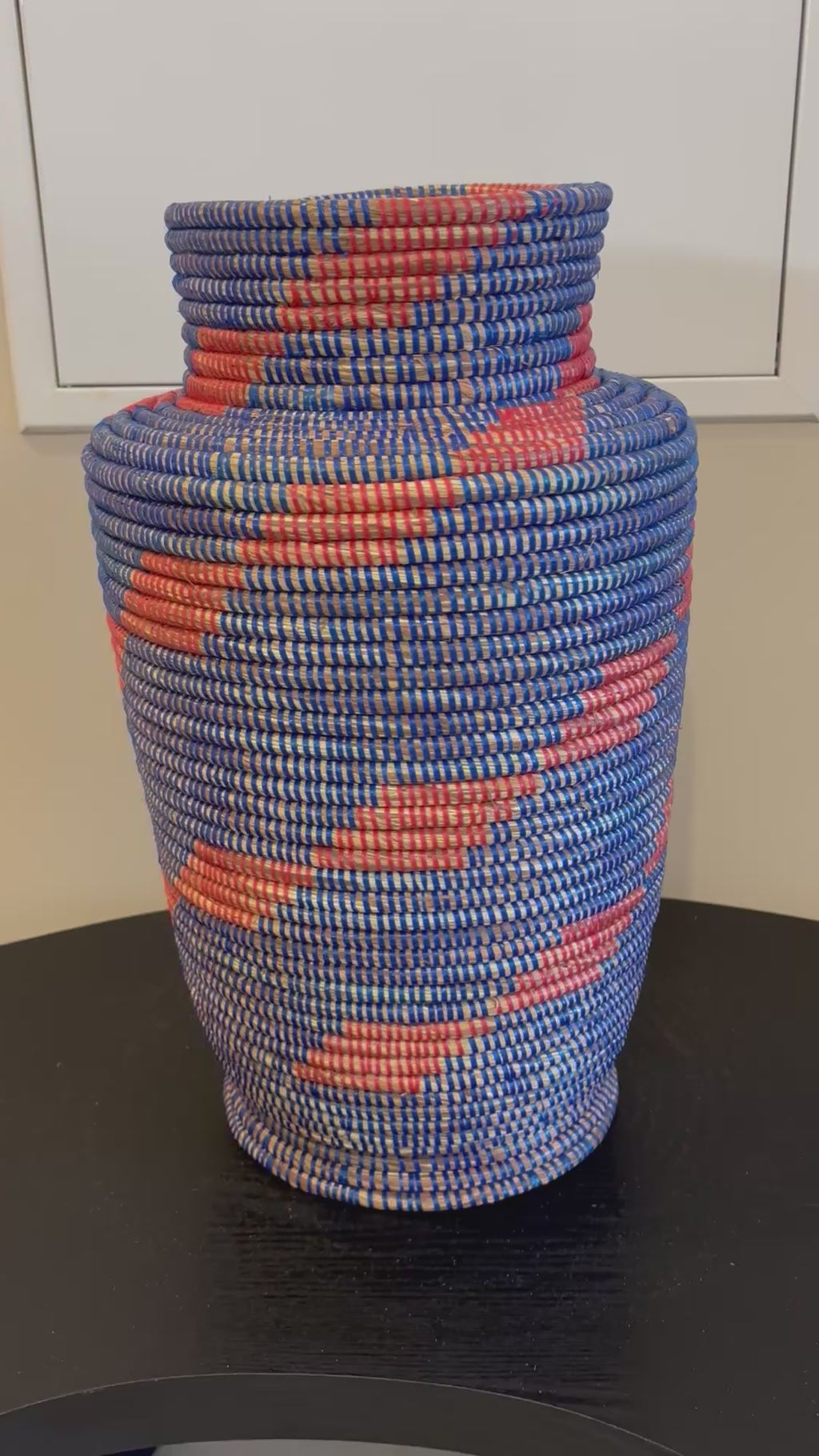 Pot de fleurs bleu foncée et rouge