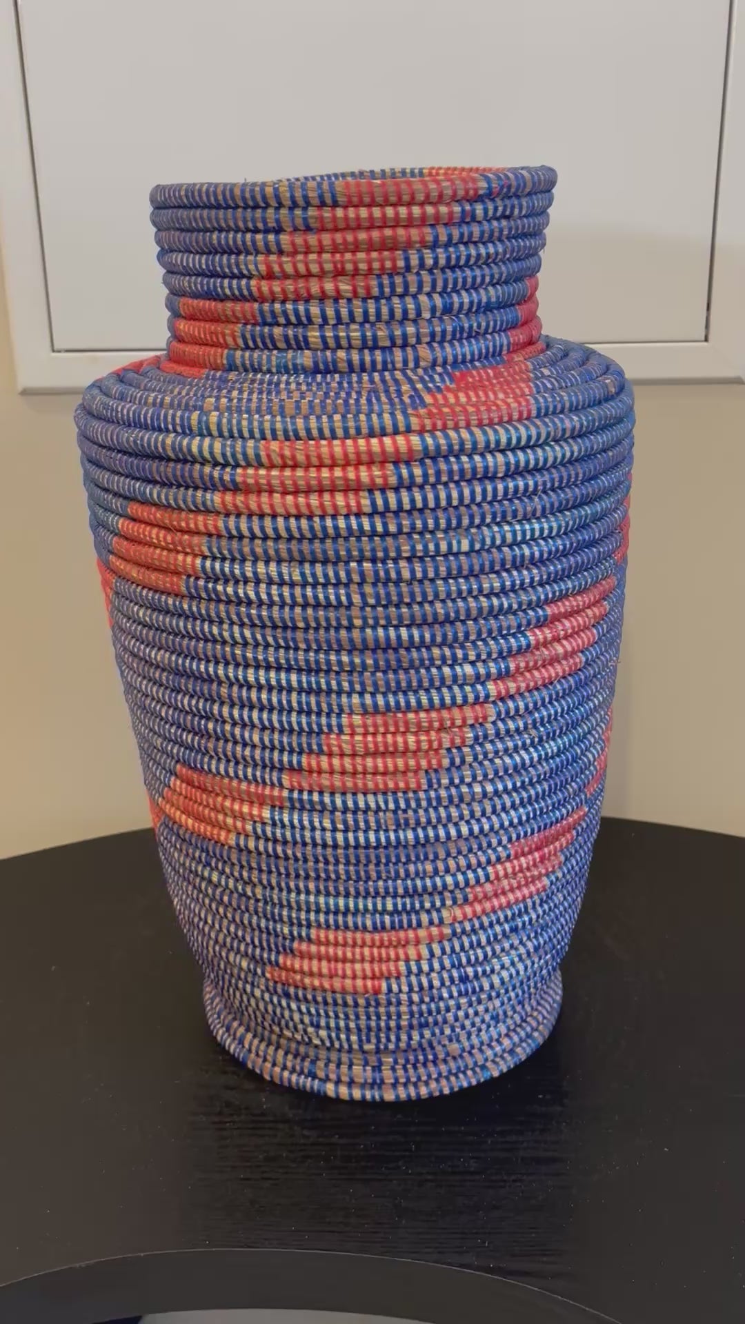 Pot de fleurs bleu foncée et rouge