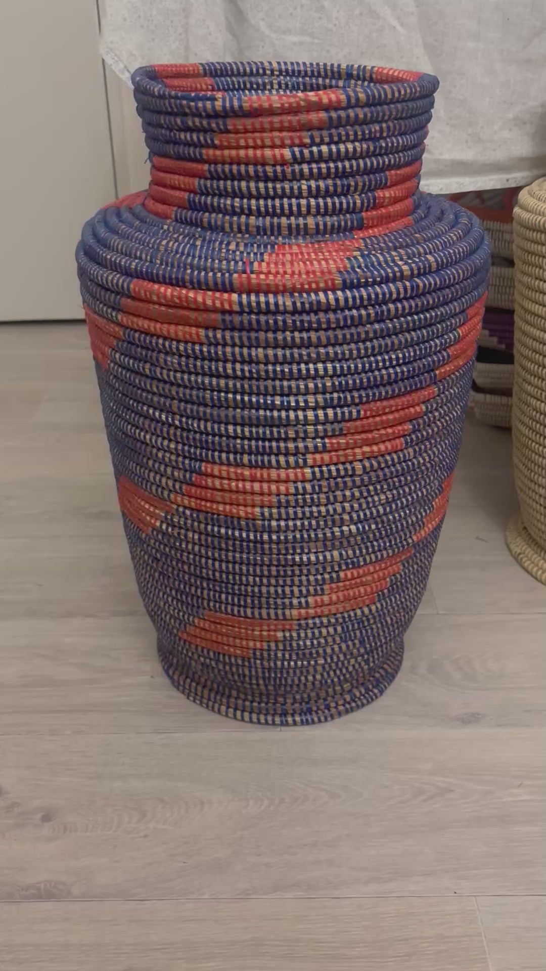 Pot de fleurs bleu foncée et rouge